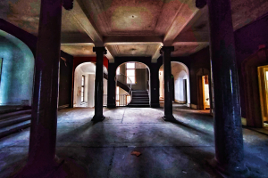 Lost Places FFM – Aus dem Nähkästchen geplaudert: Die Zeitzeugen-Tour mit Kriminalbeamten a.D. Fred Bauer hinter die Kulissen des alten Polizeipräsidiums