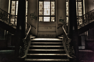Lost Places FFM – Aus dem Nähkästchen geplaudert: Die Zeitzeugen-Tour mit Kriminalbeamten a.D. Roland Henkel hinter den Kulissen des alten Polizeipräsidiums
